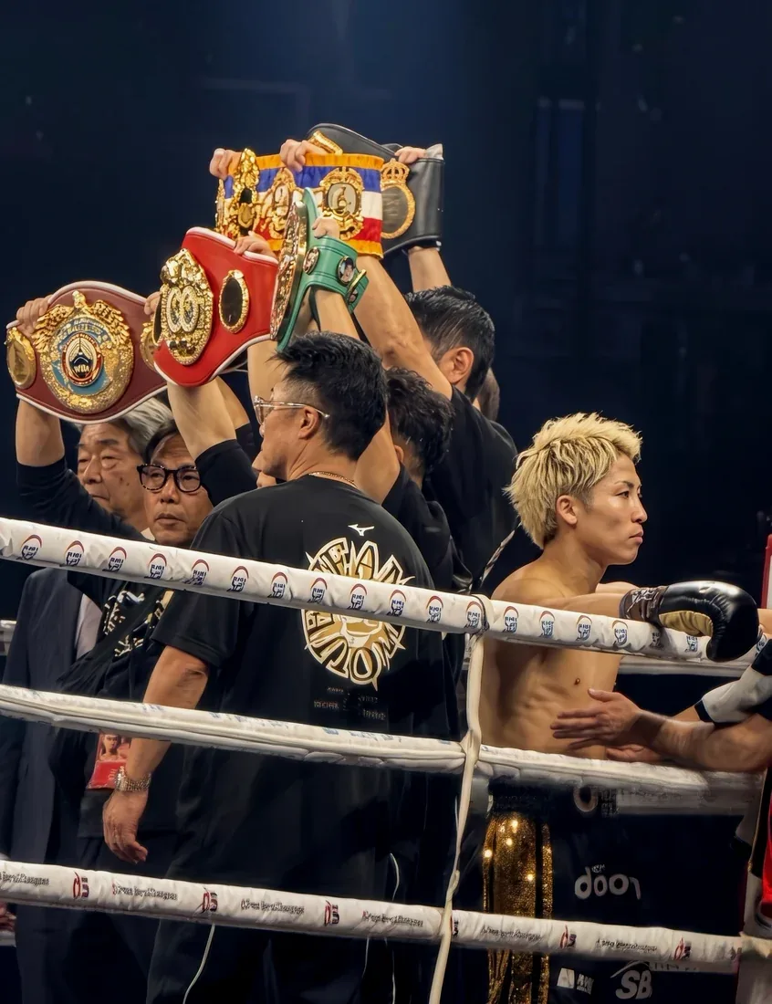 2026年5月2日の中谷潤人戦後にベルト4本が掲げられた井上尚弥のリング上